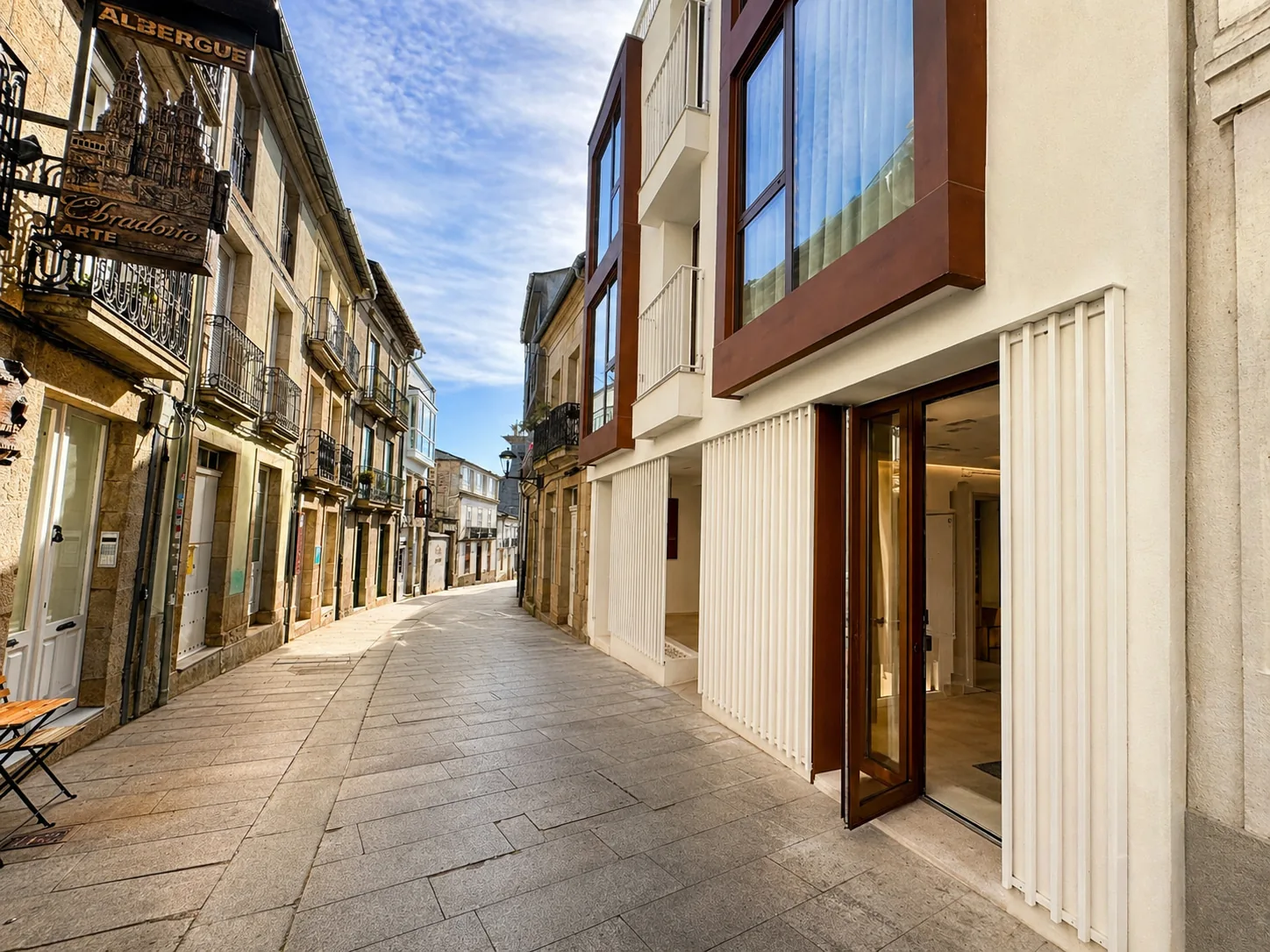 Fachada del Hotel Kavia Sarria en la Rúa Maior de Sarria con peregrinos del Camino de Santiago